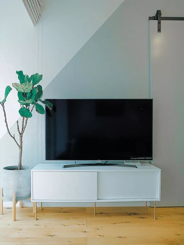 
Tường đặt kệ tivi được thiết kế đối diện với sofa để tạo nên góc tiện ích vô cùng ấn tượng.
