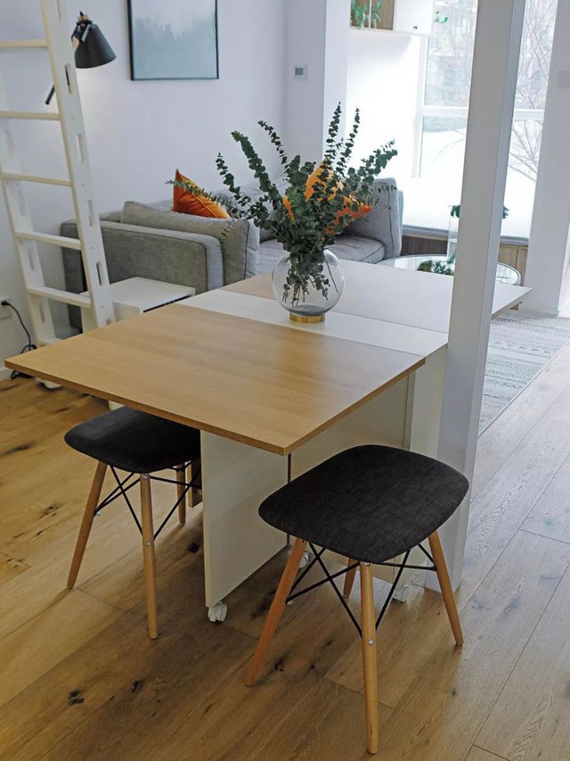
Bộ bàn ăn nhỏ được đặt ngay cạnh phòng khách. Không gian có diện tích hạn hẹp nên khu vực ăn uống được sử dụng bàn gấp linh hoạt để tiện lợi hơn khi có nhu cầu sử dụng.
