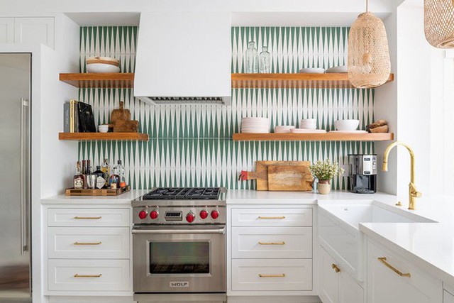 
Không chỉ có nhiệm vụ bảo vệ nhà bếp, gạch men ốp tường còn tạo nên nét đẹp riêng của không gian nhà bếp.
