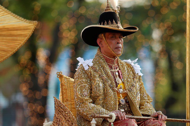 Quốc vương Thái Lan Maha Vajiralongkorn hôm nay di chuyển bằng kiệu trong đoàn rước từ Hoàng cung tới ba ngôi chùa lớn ở thủ đô Bangkok để làm lễ bái Phật, một phần trong lễ đăng quang kéo dài ba ngày, từ 4/5 đến 6/5. Đây là lần đầu tiên ông xuất hiện trước công chúng sau lễ tắm tẩy trần, Quán đỉnh và tiếp nhận vương miện hôm qua.