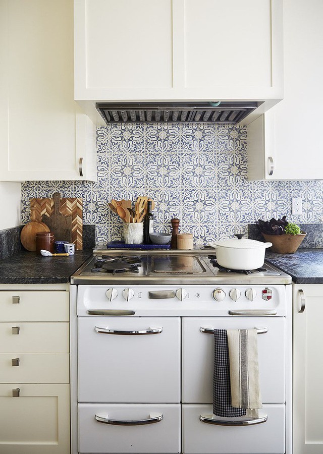 
Không chỉ tạo điểm nhấn cho căn bếp của gia đình mà nhờ gạch men ốp tường việc lau chùi làm sạch nhà bếp cũng trở nên đơn giản hơn nhiều.
