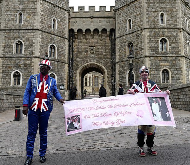 Người hâm mộ Anh túc trực bên ngoài lâu đài Windsor để chờ nghe tin vui từ vợ chồng Harry - Meghan. Ảnh: Glenngratton.