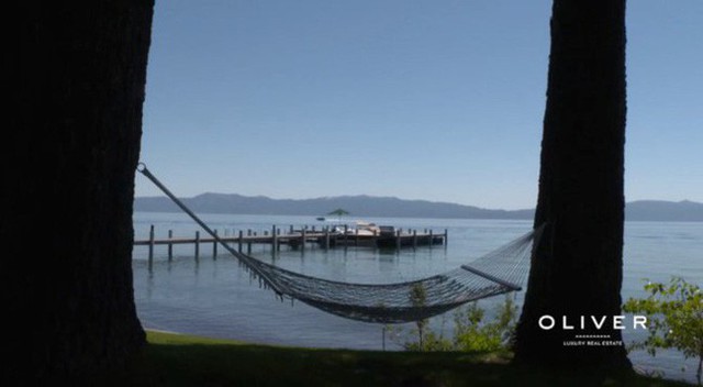 
Căn nhà nhìn ra hồ Lake Tahoe với khu bờ riêng dài hơn 60 met.
