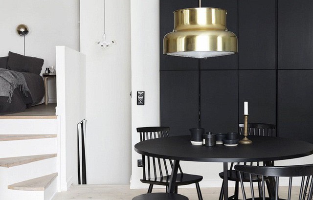 
Bộ bàn ăn với sắc đen tuyền đặc biệt nổi bật trên nền trắng của căn hộ.
