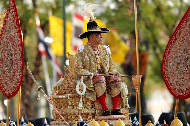 Quốc vương Vajiralongkorn ngồi trên kiệu đi qua phố. Dù hầu hết các lễ đăng quang của vua Thái Lan đều diễn ra theo các nghi thức đạo Hindu, những yếu tố của đạo Phật bắt đầu được thêm vào từ thời Quốc vương Mongkut, hay Rama IV, bởi ông từng dành 27 năm tu tại chùa trước khi kế vị ngai vàng. Vì là một người tu hành nên vua Mongkut đã ra lệnh lễ rước kiệu phải tới các ngôi chùa Phật giáo quan trọng để tân vương có thể bố thí cho các nhà sư, Tongthong Chandransu, chuyên gia về nghi lễ Hoàng gia Thái Lan, cho hay.