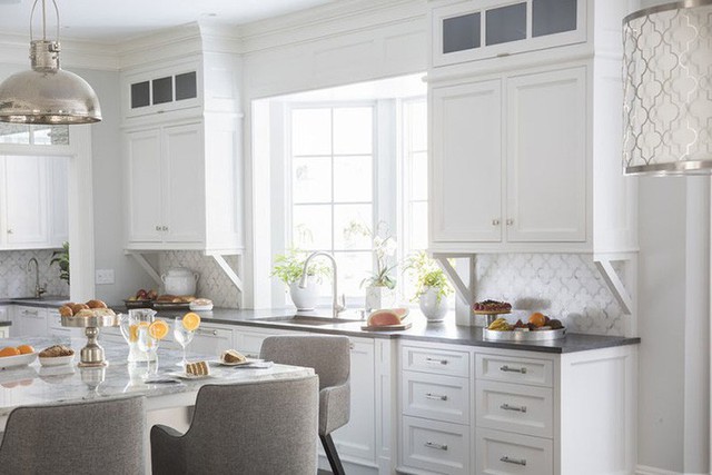 
Mẫu gạch ốp được lựa chọn khéo léo phù hợp với nét đẹp thanh lịch của căn bếp gia đình.

