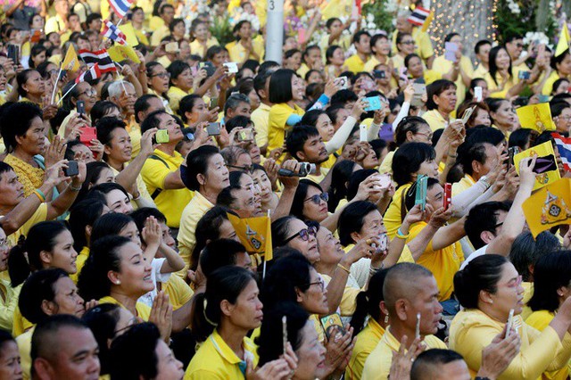 Chính phủ Thái Lan hơn một tháng qua khuyến khích người dân mặc áo vàng để thể hiện tình yêu và sự tôn kính dành cho Quốc vương.