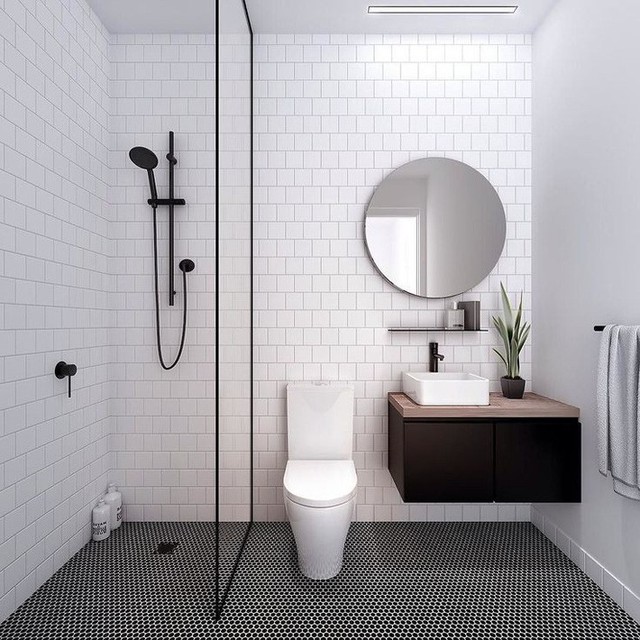 
Phòng vệ sinh nhỏ nhưng đầy đủ công năng với gam màu trắng đen trẻ trung, cá tính.
