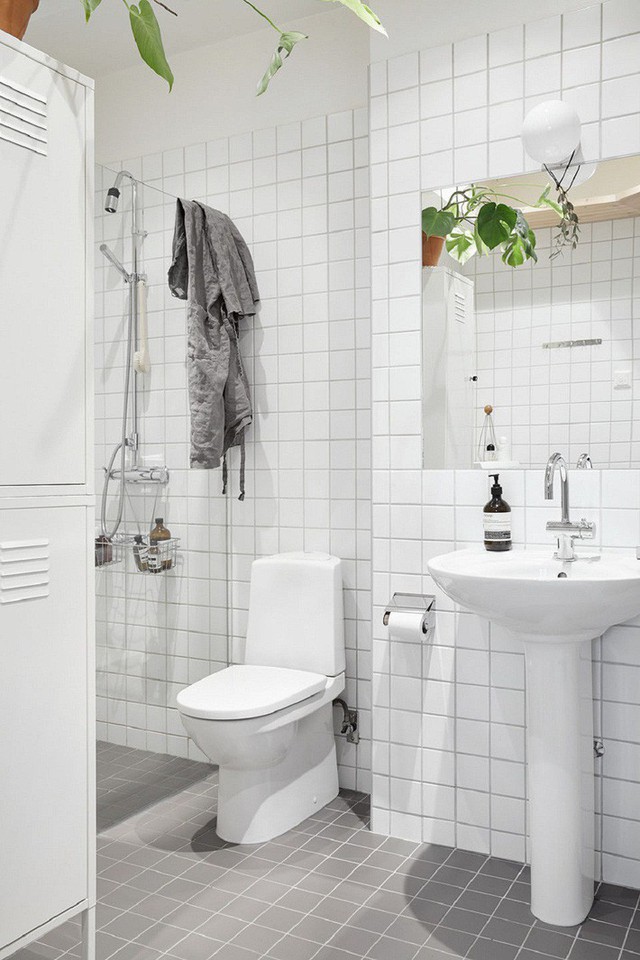 
Nhà tắm của căn hộ được ốp đá trắng tinh mang cảm giác thoáng mát, sạch sẽ trong quá trình sử dụng.
