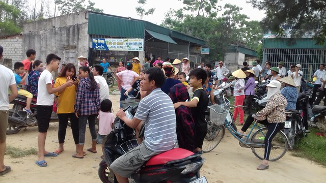 Hàng trăm người dân xã Hoằng Thanh kéo ra hiện trường phản đối công ty rào đường xuống biển