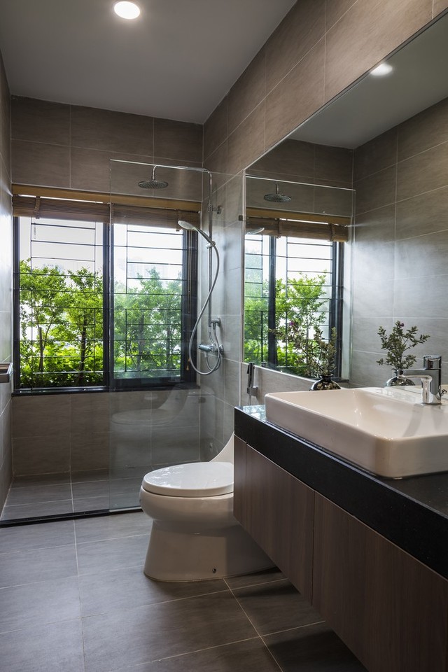 Toilet được đặt vị trí phía Tây cản nóng cho phòng ngủ chính. Ô cửa sổ lớn và lớp cây xanh phía trước tạo sự thông thoáng và kín đáo cho toilet.