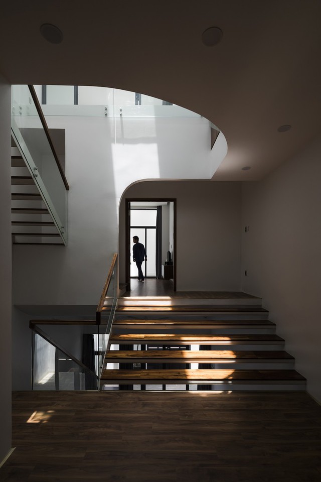 Cầu thang nằm trọn trong khu vực thông tầng hình lá. Để không cản tầm nhìn cũng như giúp thông gió xuyên phòng, cầu thang sử dụng thang bản thép, phần bậc lát gỗ, tạo cảm giác nhẹ nhàng.