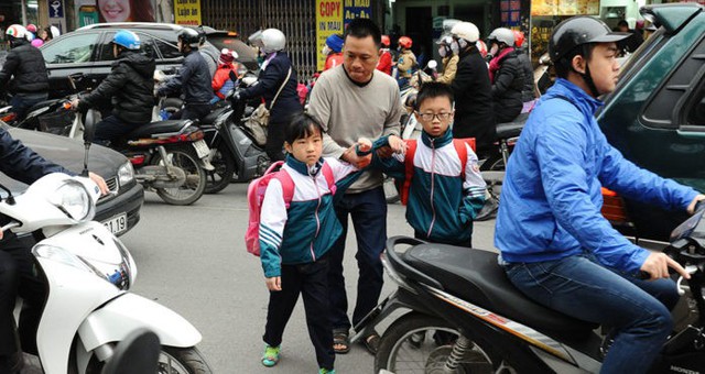 Nhiều người lo lắng đến việc đưa đón con khi áp dụng quy định đi làm lúc 8h30. Hình minh họa