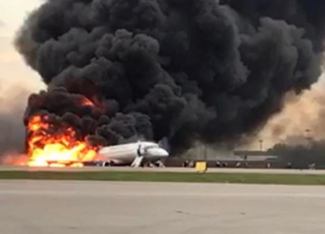 Phần đuôi máy bay bốc cháy dữ dội. Ảnh: Reuters.