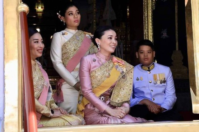 Tân Hoàng hậu Thái Lan ngồi cùng các con riêng của chồng theo dõi Quốc vương thực hiện nghi lễ đăng quang.
