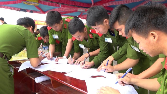 Cán bộ, Đoàn viên, học viên Trường Trung cấp cảnh sát nhân dân V đăng ký tham gia Hiến máu tình nguyện