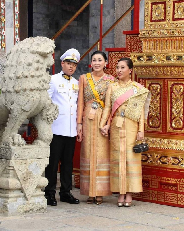 Hoàng hậu Suthida nắm tay thân thiết với con riêng của chồng.