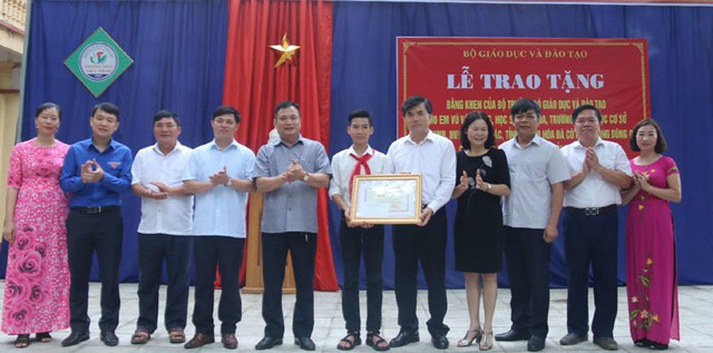 C&ugrave;ng ng&agrave;y, đại diện Bộ GD-ĐT đến thăm hỏi gia đ&igrave;nh 2 học sinh của Trường THCS Thọ Xương kh&ocirc;ng may tử vong v&igrave; đuối nước.