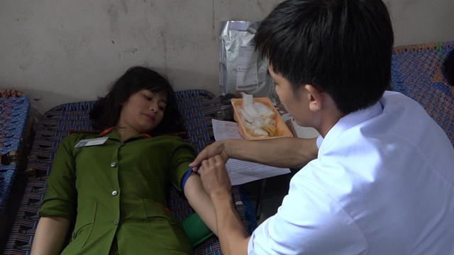 Học viên Vương Gia Linh lần đầu tham gia hiến máu