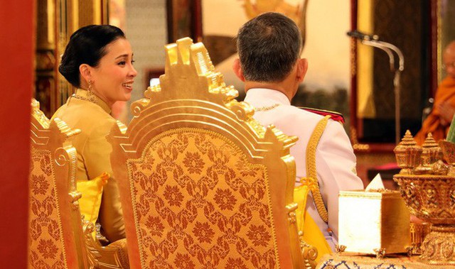 Tân Hoàng hậu Thái Lan dường như thoải mái, cởi mở hơn trên cương vị mới.