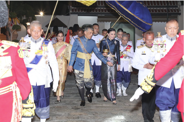 Hoàng hậu Suthida cùng Quốc vương thực hiện một số nghi lễ vào buổi tối ngày 4/5