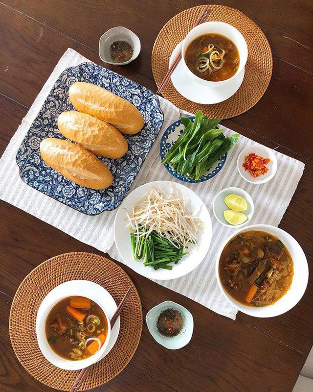 Còn đây là món bánh mì bò kho mà bà làm cho con gái, trông như trong một nhà hàng phương Tây vậy!