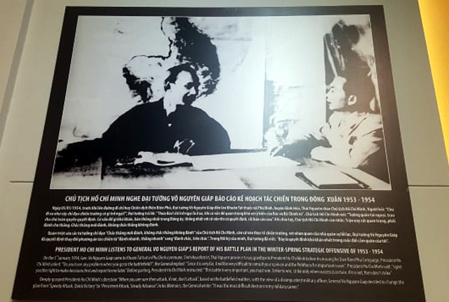 Bức ảnh Chủ tịch Hồ Chí Minh nghe Đại tướng Võ Nguyên Giáp báo cáo kế hoạch tác chiến trong Đông Xuân 1953 - 1954.