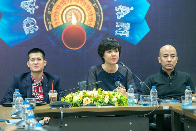 
Nhà báo Đặng Diễm Quỳnh (giữa) trả lời các câu hỏi của báo chí
