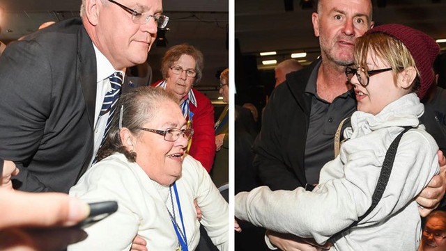 Thủ tướng Scott Morrison đỡ người phụ nữ lớn tuổi đứng dậy (ảnh trái) sau khi bà bị đánh gục vì liên lụy, bên phải là cô gái ném trứng vào đầu thủ tướng bị vây bắt. Ảnh: SHM.