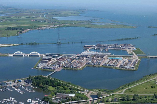 
Waterburt là một phần của quận Eyburg nằm trên Steigereiland. Để thuận tiện tiếp cận Ijburg, cây cầu Enneus Heerma đã được xây dựng.
