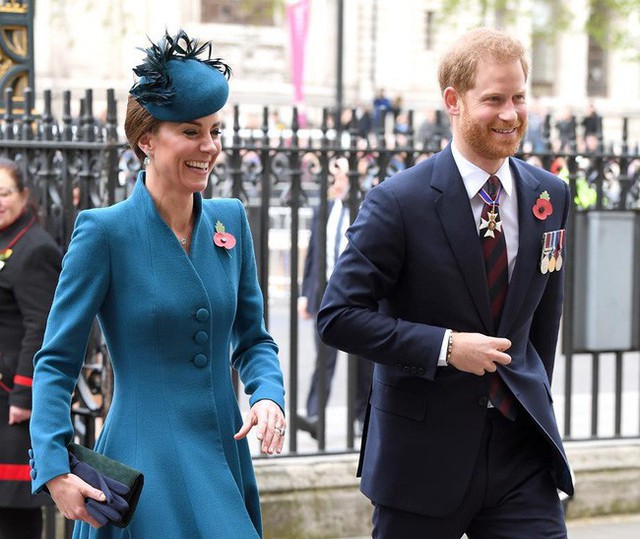 Hoàng tử Harry và chị dâu Kate xuất hiện vui vẻ hôm 25/4.
