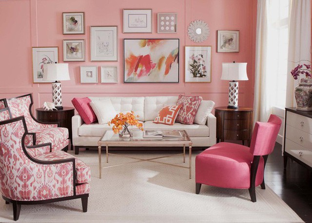 
Bộ bàn ghế có gam màu trắng và hồng đan xen; những bức tranh nền trắng được treo trên tường màu hồng đã tô điểm cho phòng khách.
