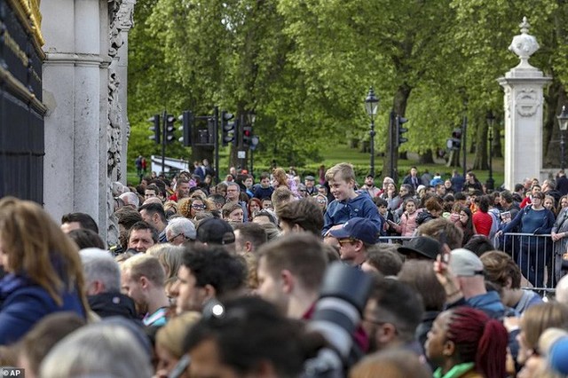 Đám đông người hâm mộ tụ tập bên ngoài Lâu đài Windsor để mong ngóng được nhìn thấy em bé Sussex.
