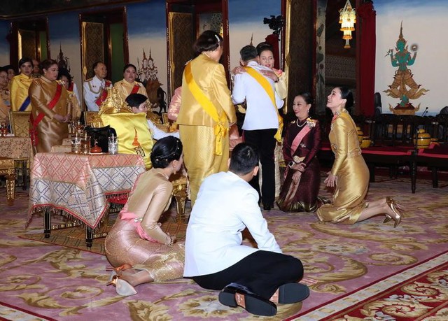 Giây phút thân mật hiếm gặp của các thành viên hoàng gia Thái Lan khiến người dân thỏa mãn. Ảnh: EPA-EFE.