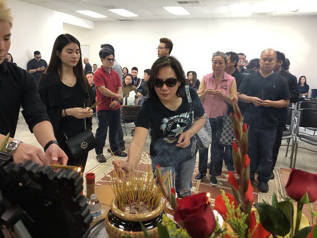 Nhiều đồng nghiệp, khán giả xếp hàng thắp hương cho nghệ sĩ Anh Vũ.