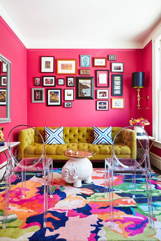 
Bộ sofa màu vàng kê sát bức tường màu sen hồng đã làm cho phòng khách thêm sang trọng và khiến cho chúng ta như lúc nào cũng muốn trở về nhà.
