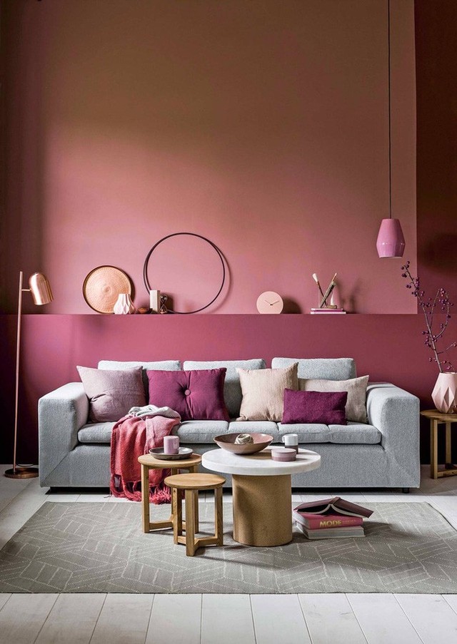 
Một góc phòng khách có sự pha trộn giữa màu hồng phấn, hồng cánh sen, màu chì và trắng.
