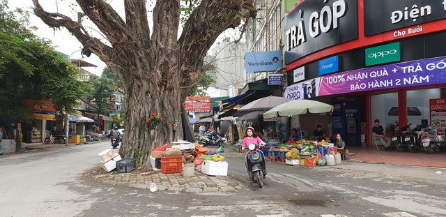 Những ngổn ngang tại một góc cây si, đoạn phố Thuỵ Khuê - Lạc Long Quân, góp phần tạo nên hình ảnh xấu xí trong lòng Thủ đô thanh lịch.