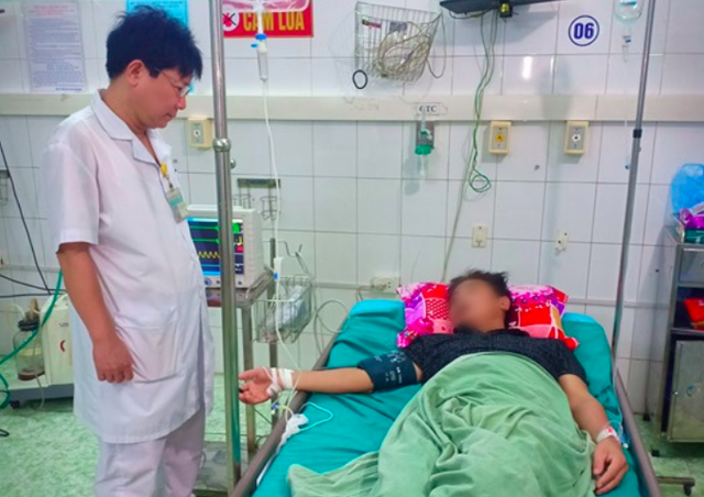 
Bệnh nhân Đoàn Đình L bị ngộ độc rượu ngâm củ ấu tẩu được chăm sóc tại viện
