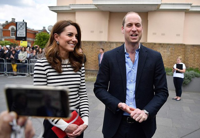 Vợ chồng William - Kate chia sẻ cảm nghĩ về cháu trai mới chào đời khi đến dự lễ khai mạc Regatta King Cup tại Cutty Sark, London, hôm 7/5. Ảnh: AFP.