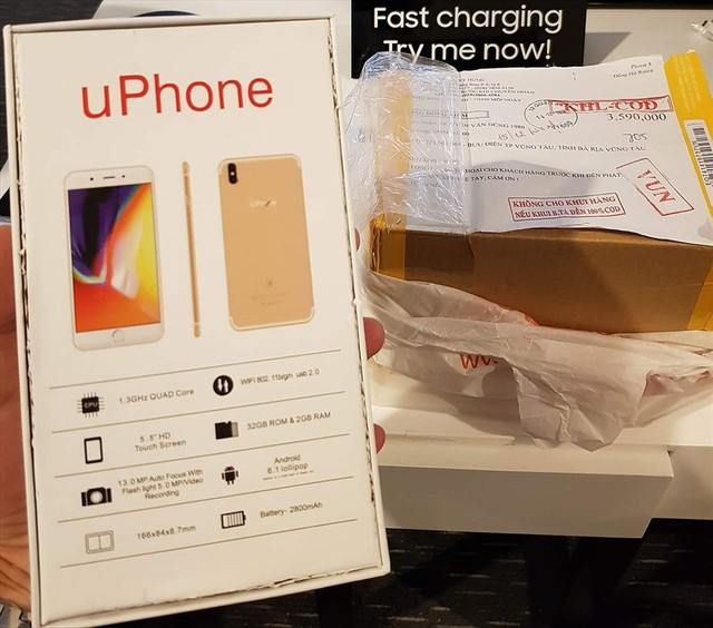 
Thay vì là điện thoại Galaxy A8 như rao bán thì hàng trao đến người mua là chiếc Uphone dỏm lạ hoắc, kèm theo dòng chữ không cho khui xem hàng trước.
