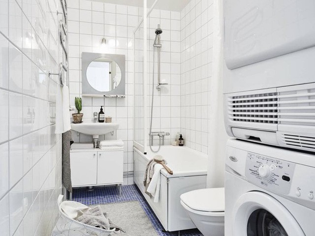 
Phòng tắm nhỏ được tích hợp nhiều chức năng như bồn tắm, lavabo, nơi lưu trữ đồ đạc và một phần để đặt máy giặt và máy sấy.
