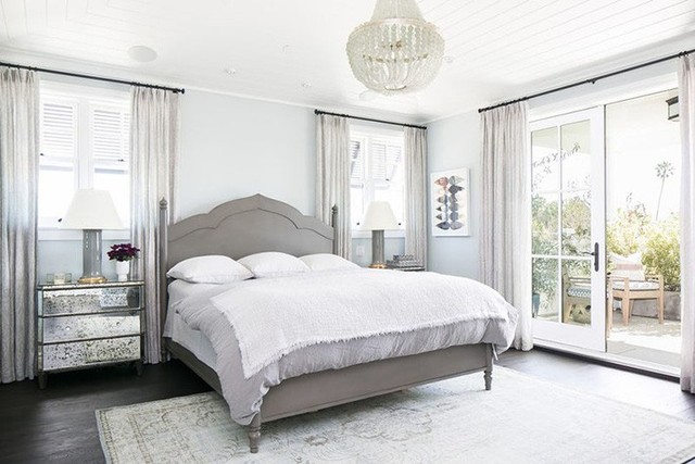 
Vẻ đẹp của căn phòng ngủ với thiết kế cửa ra vào kiểu Pháp khiến ai cũng mong muốn.
