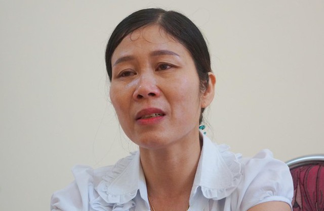 Cô Ngô Thị Toán, Hiệu trưởng trường THCS Vĩnh Ninh, đau xót khi cùng lúc mất đi 4 học trò. Ảnh: Nguyễn Dương.
