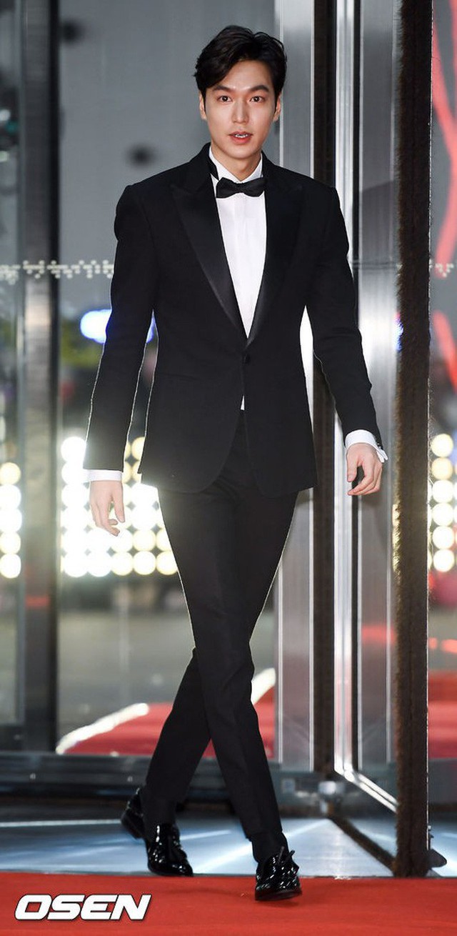 Năm 2013, Lee Min Ho đại náo loạt lễ trao giải với những màn xuất hiện đẳng cấp, tôn lên vẻ điển trai cùng đôi chân dài miên man như siêu mẫu