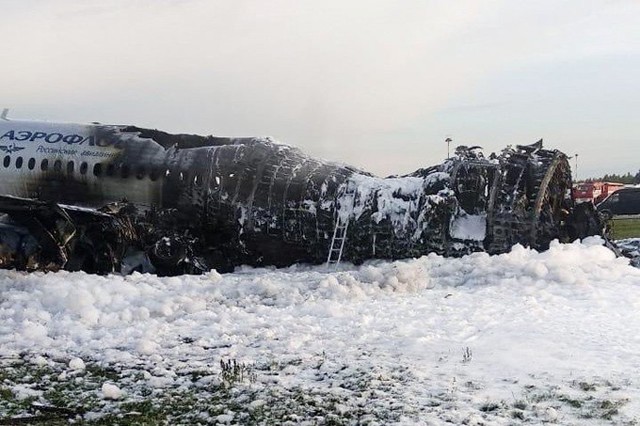 Chiếc máy bay bị cháy đen sau tai nạn. Ảnh: Reuters.