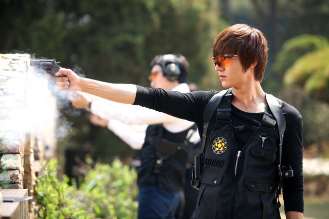 Năm 2011, thời kỳ đỉnh cao nhan sắc của Lee Min Ho bắt đầu ngay từ khi bộ phim City Hunter trình chiếu. Hình ảnh mỹ nam chân dài, gương mặt điển trai khó cưỡng cùng dáng vẻ si tình, ngầu lòi trên màn ảnh đã đưa danh tiếng của Lee Min Ho lên hàng top