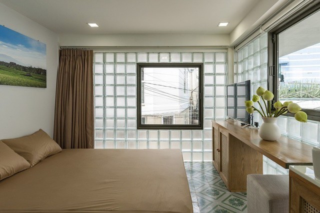 Nội thất của căn phòng hầu như sử dụng hai màu: xanh lá cây của nền gạch bông, tranh ảnh trang trí và nâu của đồ gỗ tự nhiên cũng như vải. Hai màu sắc kết hợp với nhau tạo nên cảm giác cân bằng và ấm cúng cho căn phòng