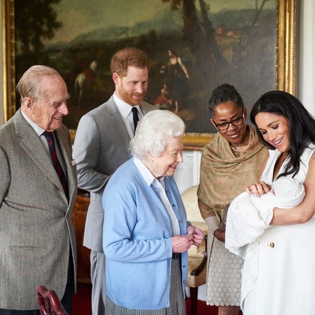 Nữ hoàng Anh và chồng, Hoàng thân Philip, lần đầu gặp chắt thứ 8 - con trai đầu lòng của Hoàng tử Harry và Meghan Markle. Ảnh: Instagram.