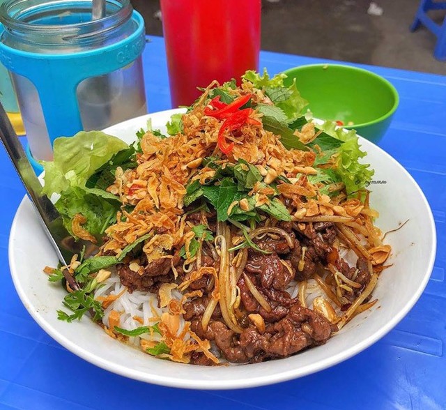 Bát bún bò có giá khoảng 35.000 đồng. Ảnh: _nymmmm